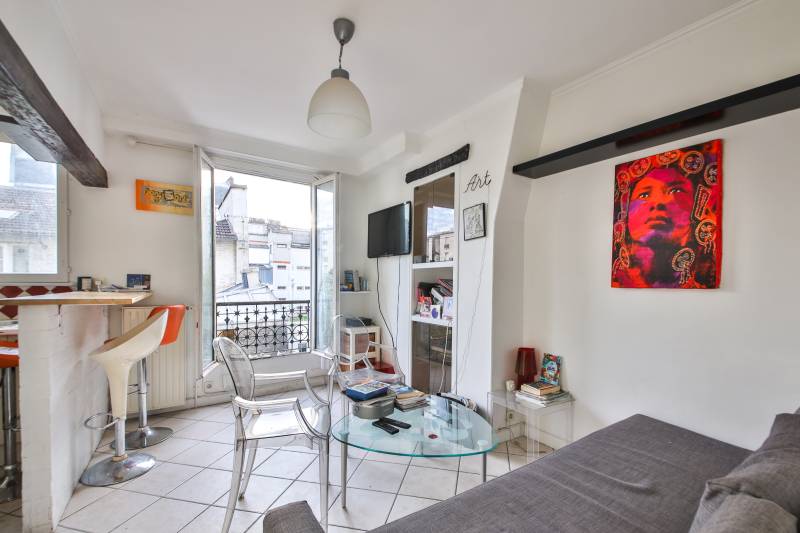 Un séjour lumineux fonctionnel avec vue dégagée sur une cour arborée