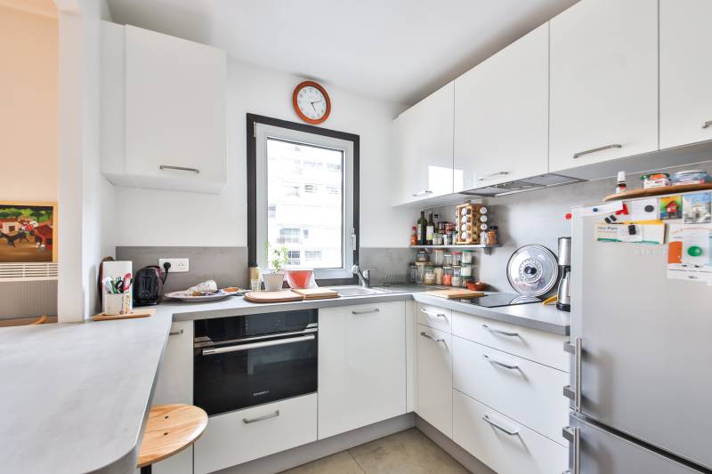 Cuisine américaine avec comptoir entièrement rénové.