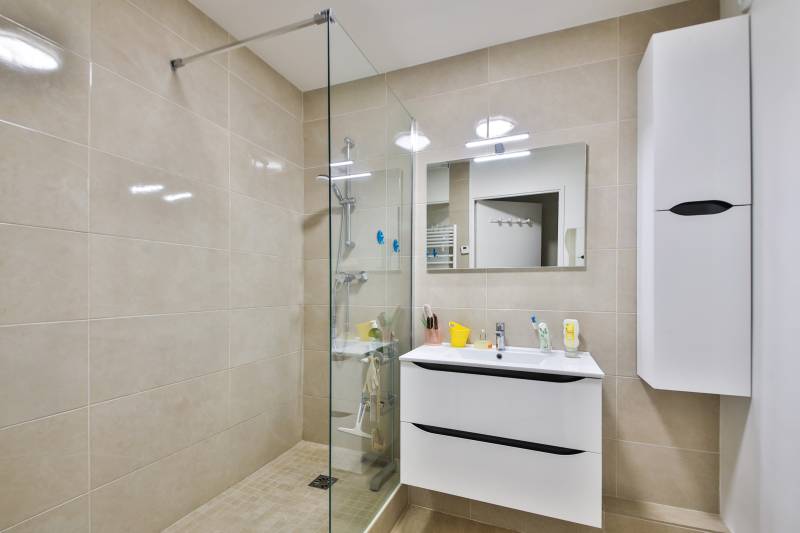 Salle d'eau avec douche à l'italienne entièrement rénovée