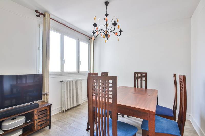 Vaste séjour avec cuisine américaine