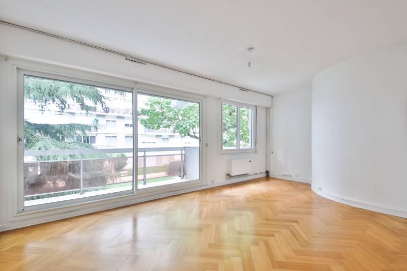 séjour spacieux ouvrant sur un balcon de plein pied avec vue sur jardin 