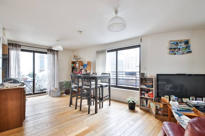 Séjour en parfait état et lumineux