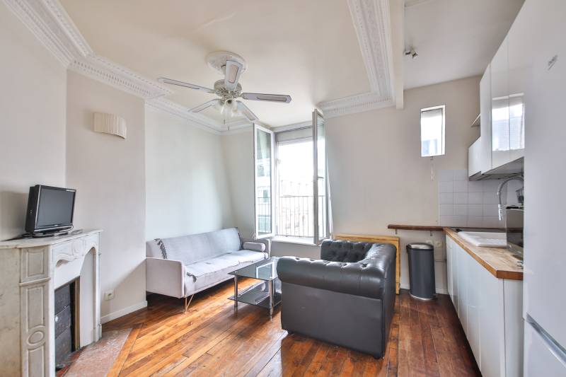 Un charmant séjour bénéficiant de tous les éléments de charme de l'ancien et d'une belle luminosité