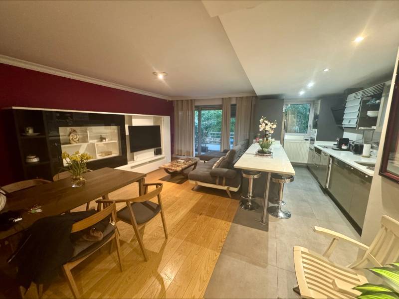 A vendre - Appartement familial de trois pièces deux chambres donnant sur jardin au sein d'un immeuble récent, sécurisé et gardienné