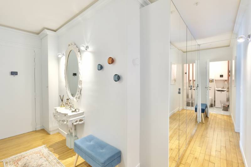 Couloir lumineux appartement dans le 14ème arrondissement de Paris donnant accès aux pièces principales