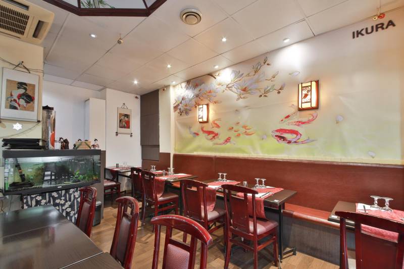 Espace restauration du fonds de commerce de restaurant-bar, intérieur accueillant à fort passage piéton 