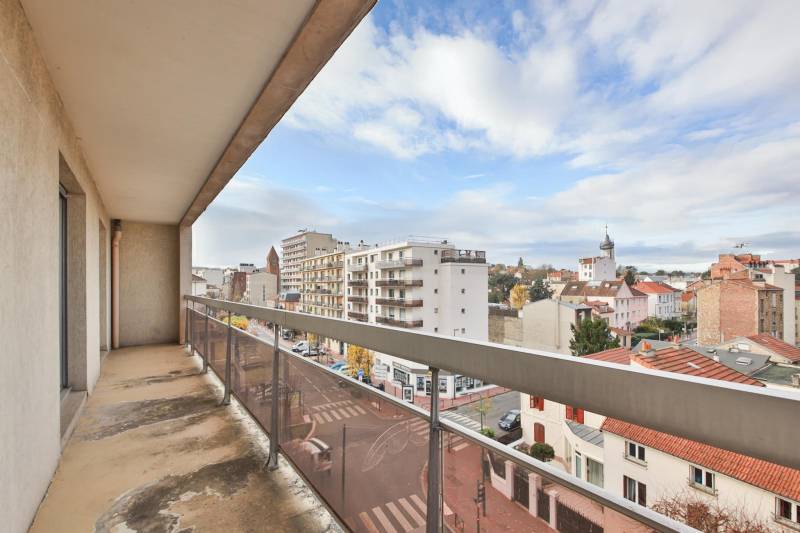 balcon lumineux idéal pour profiter du centre ville de Clamart