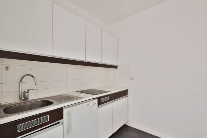Cuisine indépendante aménagée et équipée dans un appartement 2 pièces à vendre rue Vouillé 