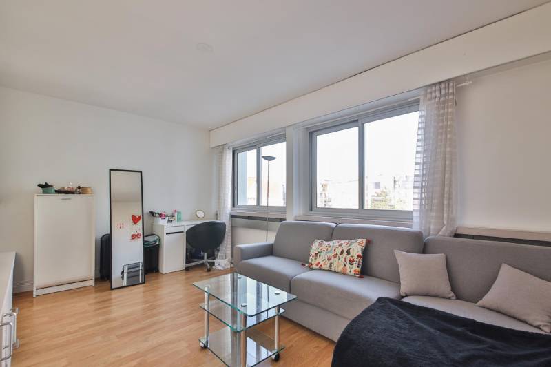 Vente studio dans le 15ème avec séjour lumineux et calme proche du métro La Motte-Picquet
