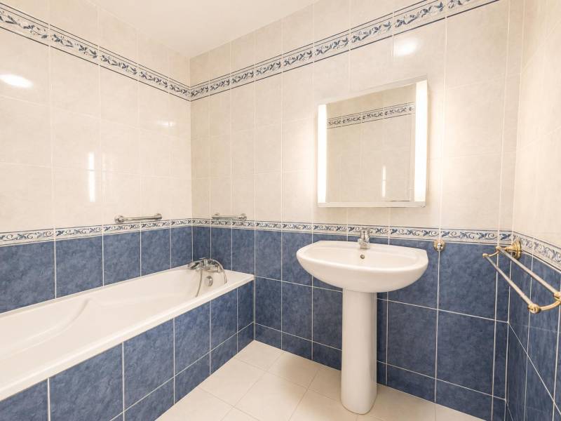 Salle de bain fonctionnelle avec WC séparé appartement T2 Paris 14ème 