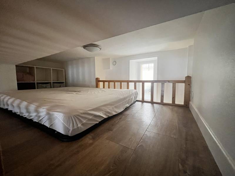 Mezzanine aménagée offrant un espace nuit optimisé dans le studio