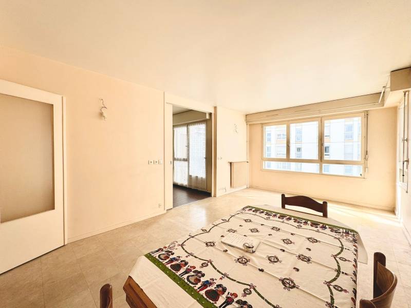 Séjour lumineux avec vue dégagée dans un appartement familial dans Paris 14ème 