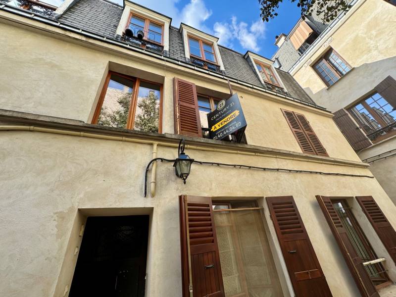 Façade de l’immeuble sur cour avec cachet ancien et atmosphère intimiste