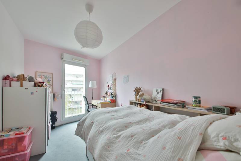 Grande chambre lumineuse dans un grand appartement dans Bobigny 