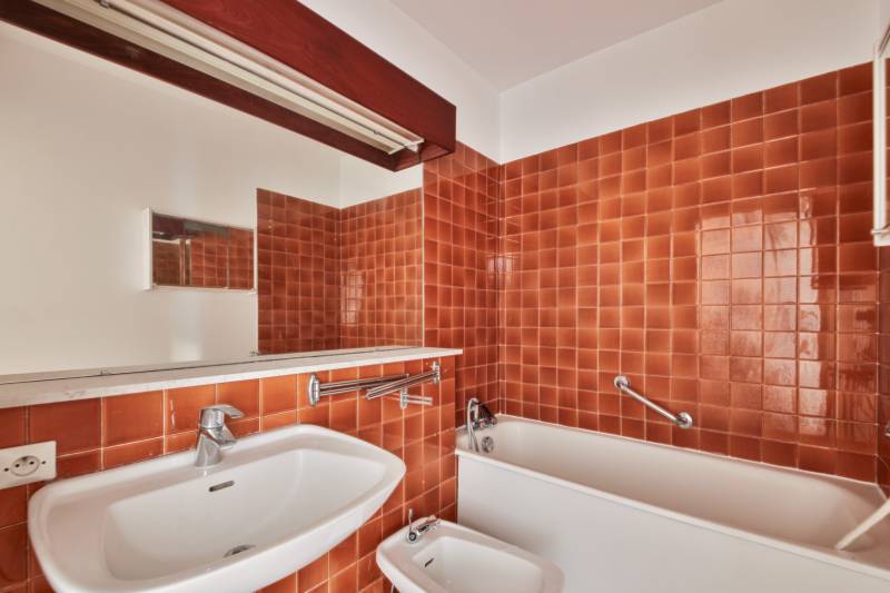 Salle de bains de l'appartement 2 pièces situé à Paris 15ème quartier Convention dans une résidence sécurisée 