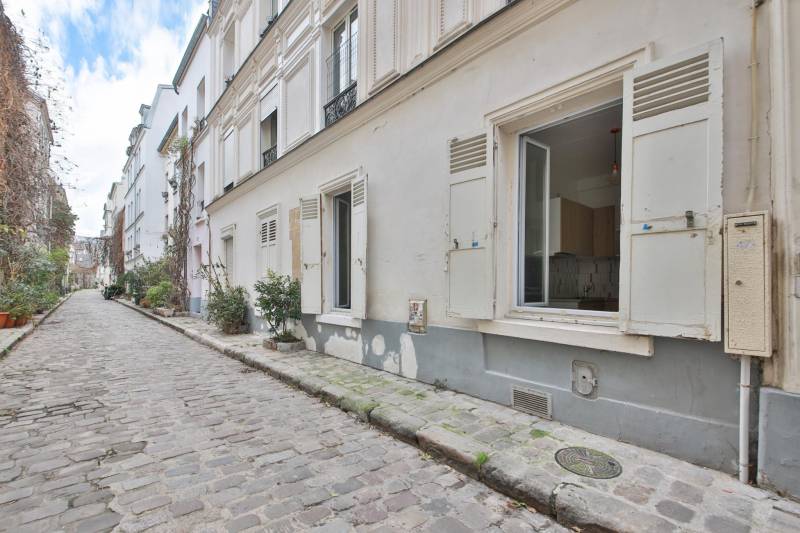 Immeuble de charme situé rue des Thermopyles à Paris 14, à proximité du métro Pernety 