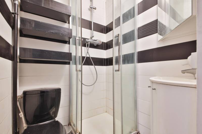 Salle d'eau avec WC fonctionnel dans un appartement 2 pièces à Paris 14ème 
