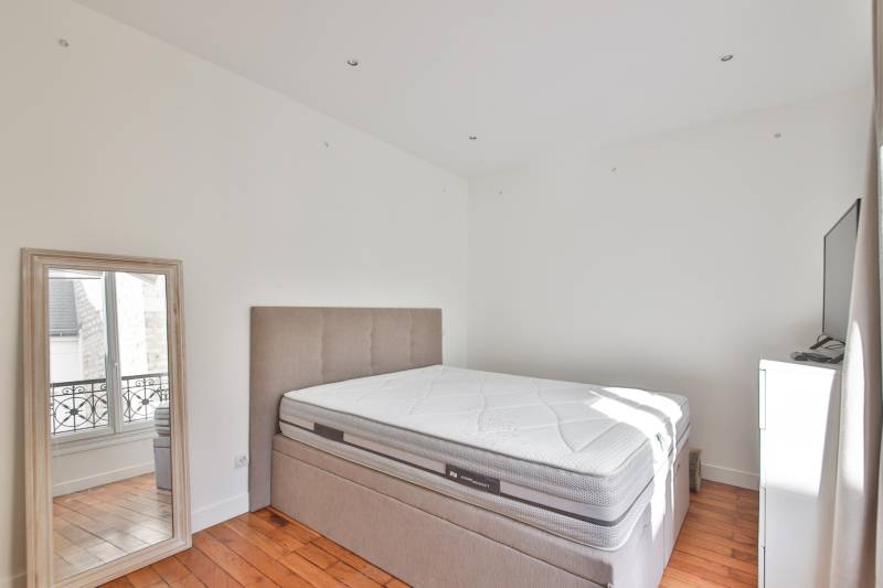 Chambre confortable et calme pour un premier achat immobilier dans le village Pernety dans Paris 14