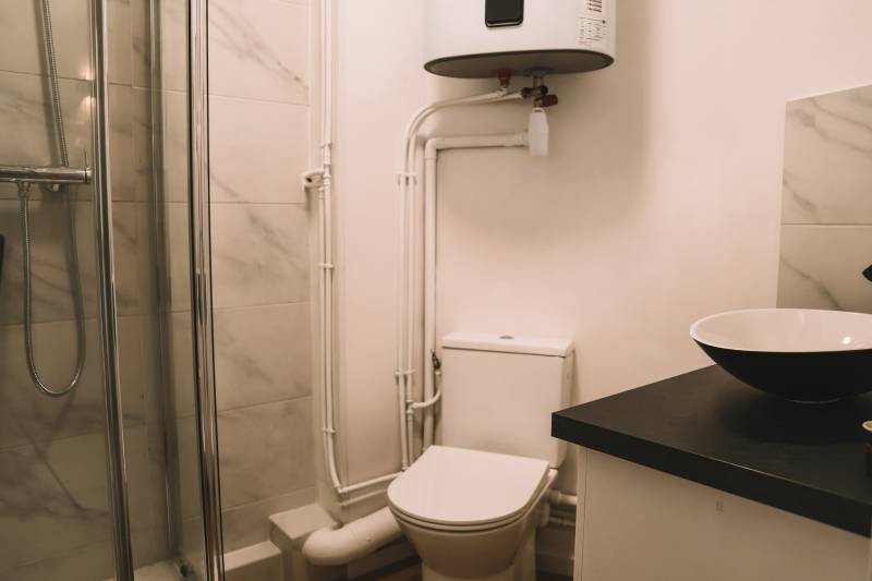 Salle de bain moderne et fonctionnelle dans un bien immobilier situé à Paris 15ème Porte de Vanves