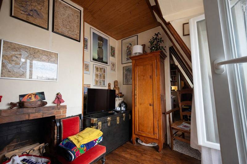 Pièce de vie avec charme de l'ancien et pourtres apparentes typiques des appartements parisiens sous les toits 