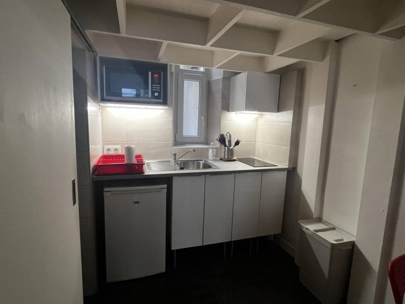 Cuisine aménagée et équipée du studio meublé à Paris 15