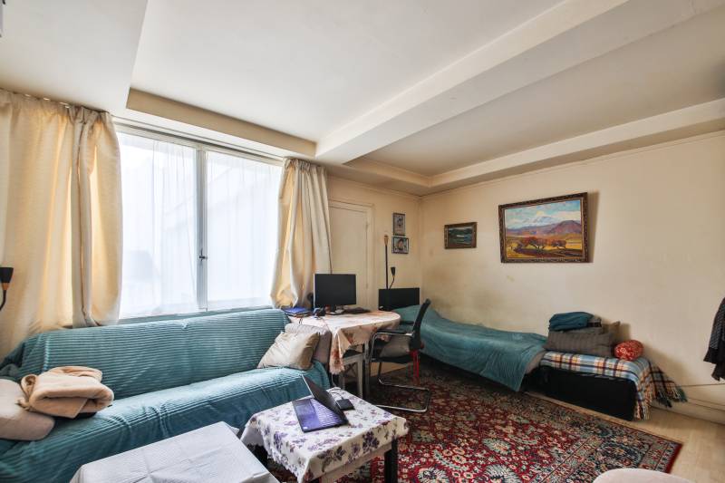 Pièce de vie d'un studio à vendre dans le quartier de la Motte-Picquet dans le 15ème arrondissement de Paris