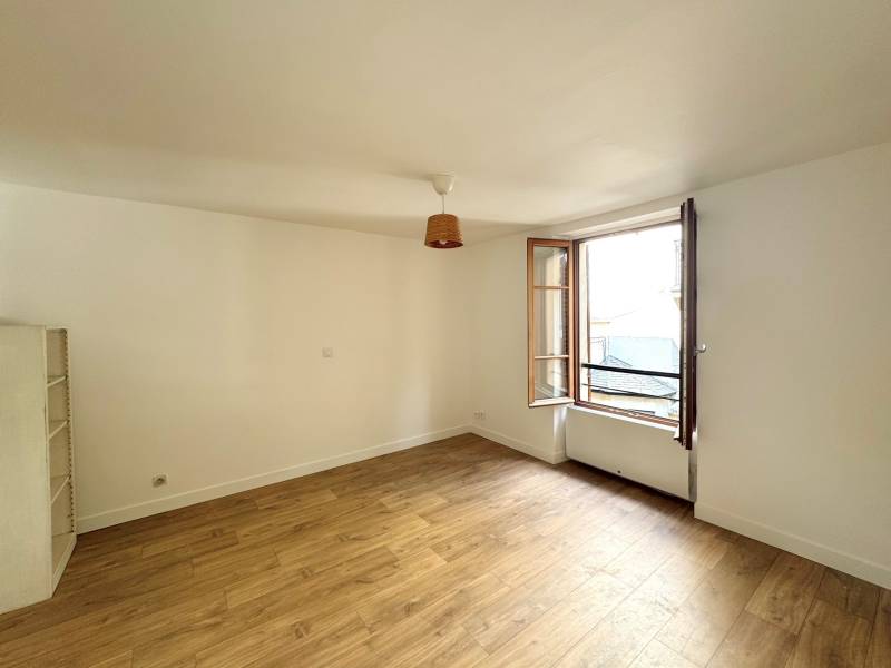 Seconde vue de la pièce de vie : un espace lumineux et facilement aménageable.