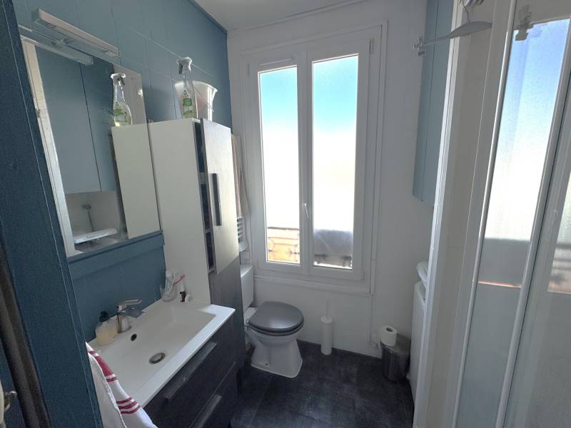 Salle d'eau moderne avec wc