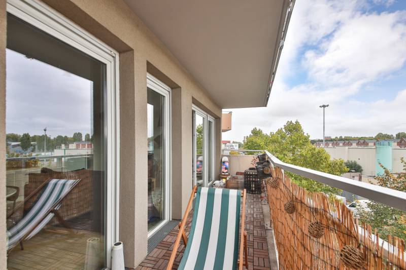 Grand balcon exposé, idéal pour détente, appartement lumineux à Bobigny 