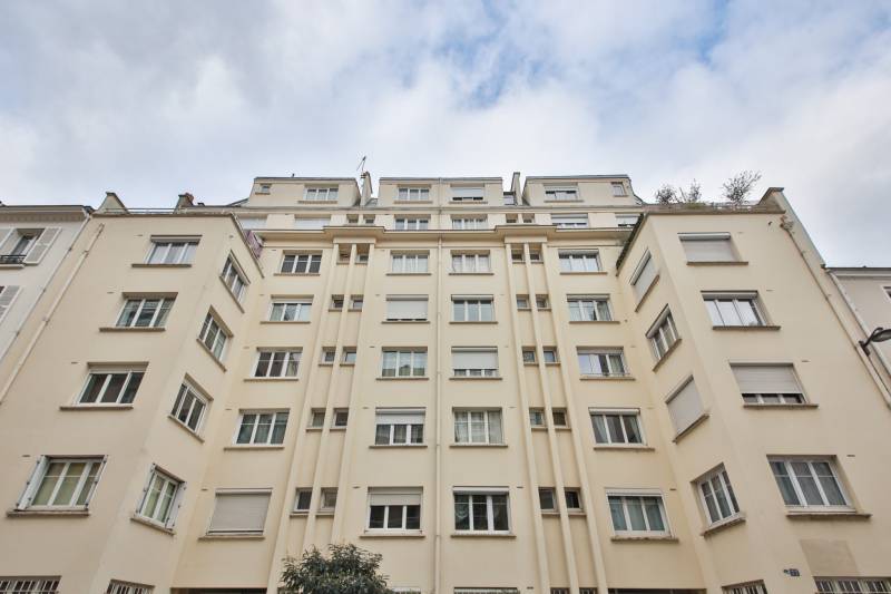Façade d'un immeuble parisien bien entretenu