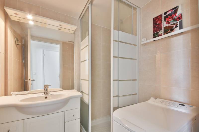 Salle de bain fonctionnelle situé dans un studio dans le 15ème arrondissement de Paris 