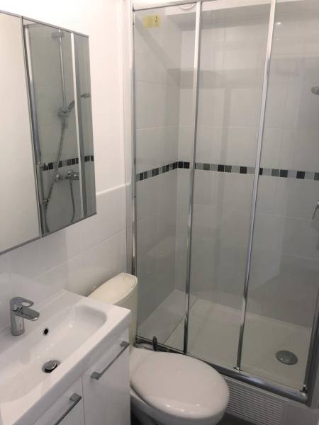 Appartement en location rue Decrès Paris 14 salle d'eau rénovée avec WC