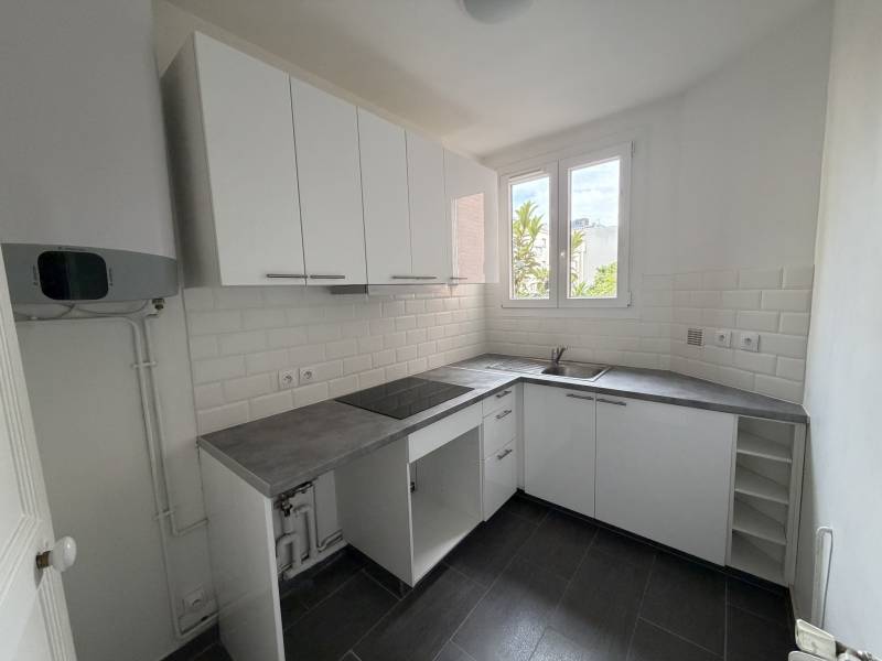 Cuisine équipée et fonctionnelle dans une location appartement Paris 15
