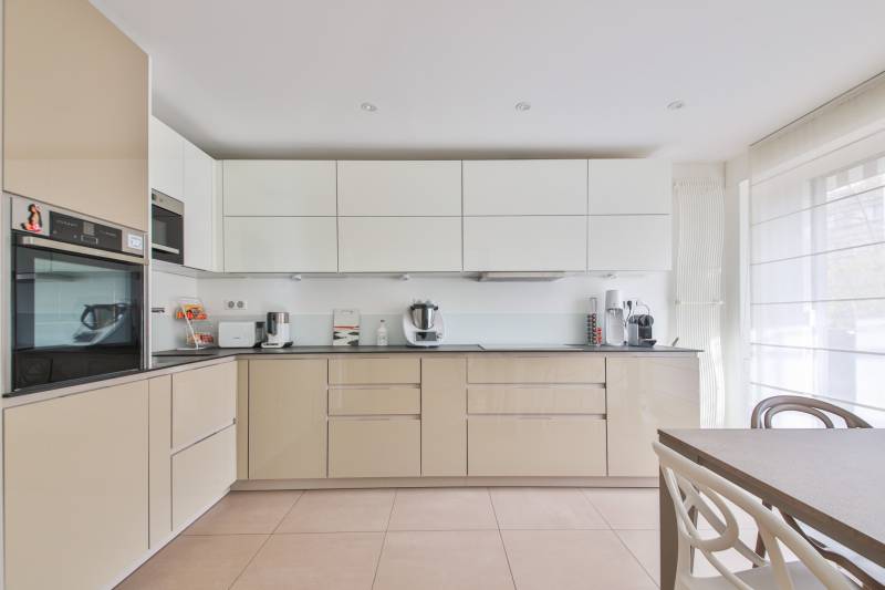 Cuisine lumineuse bien organisé dans une copropriété sécurisée