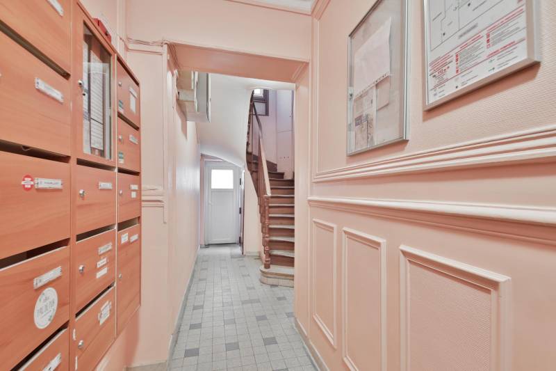 Entrée optimisée avec rangement dans un immeuble ancien de bon standing 