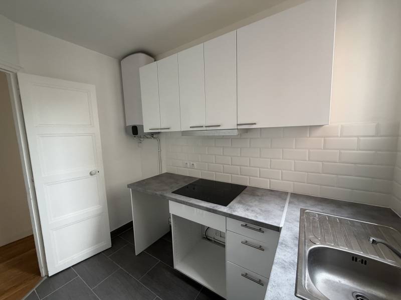 Cuisine indépendante aménagée dans un appartement rue Cépré Paris 15ème