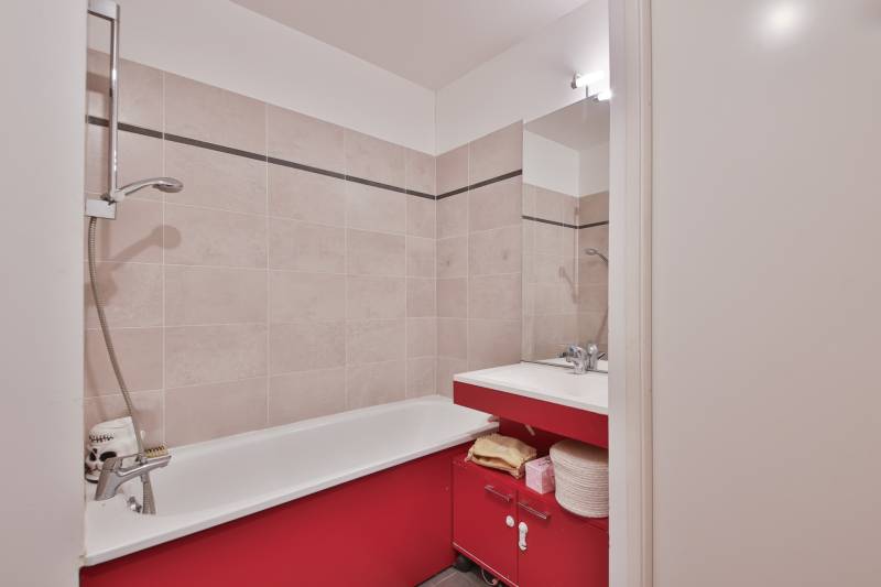 Salle de bain avec baignoire et WC dans un appartement de 5 pièces à Bobigny 