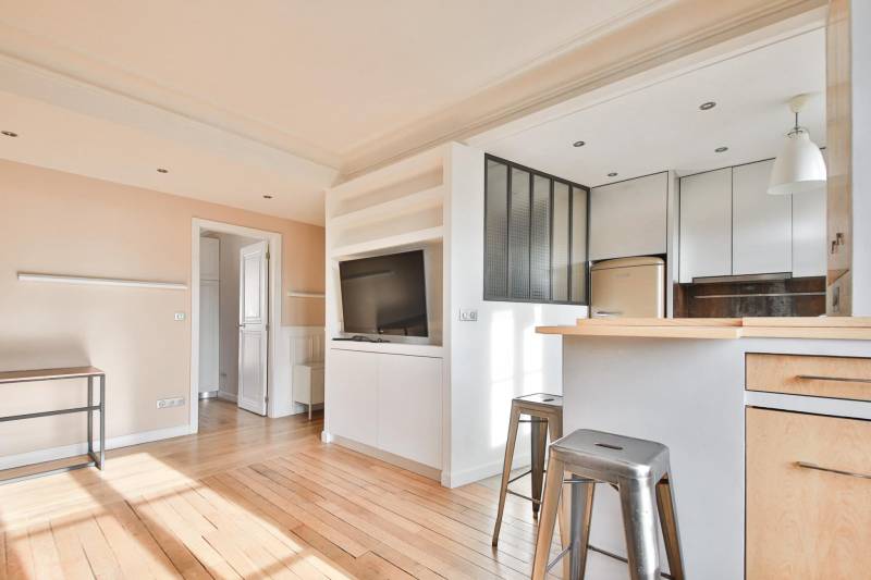 Grand séjour traversant avec cuisine ouverte dans un appartement dans le 14ème vers Pernety 