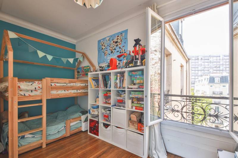 Seconde chambre avec vue dégagée et extérieur dans un appartement traversant dans Paris 75014