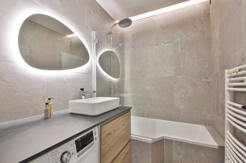 Salle de bain pratique et moderne dans Paris 15