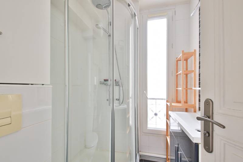 Salle d'eau contemporaine et optimisée pour appartement dans le 14ème de Paris 