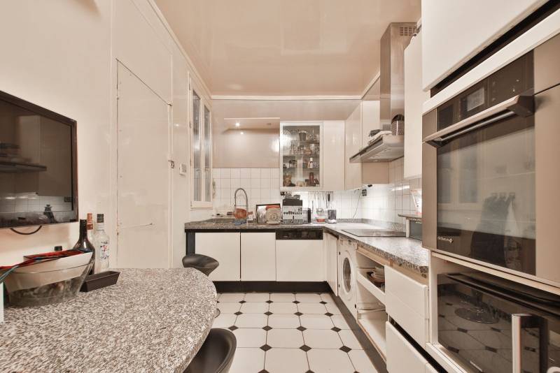 Cuisine indépendante du duplex Paris 15 Cambronne fonctionnelle et lumineuse 
