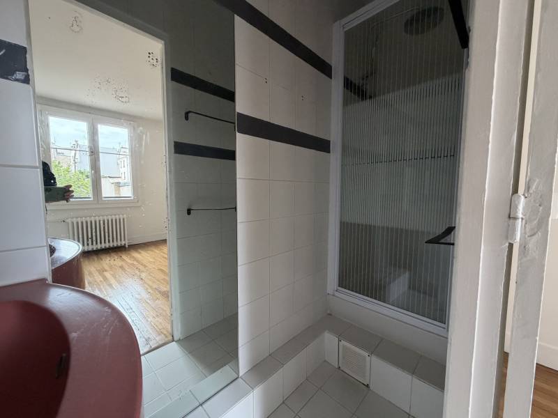 Salle d'eau de l'appartement location T2 Paris 15ème