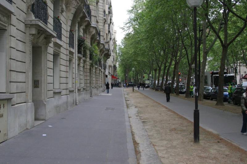 Rue avenue de Suffren à Paris 7ème, secteur recherché entre les métros Cambronne et Ségur, à proximité des commerces et commodités