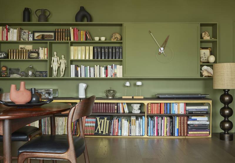 Une belle pièce de vie entièrement dessinée par architecte avec rangements intégrés et équipement moderne