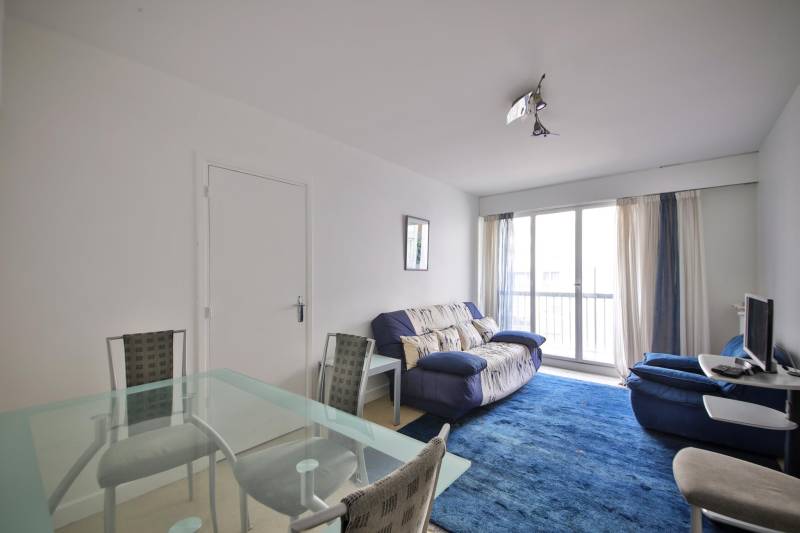 À Vendre : Dans un secteur privilégié, appartement 2 pièces en étage élevé, lumineux et à proximité des commodités.