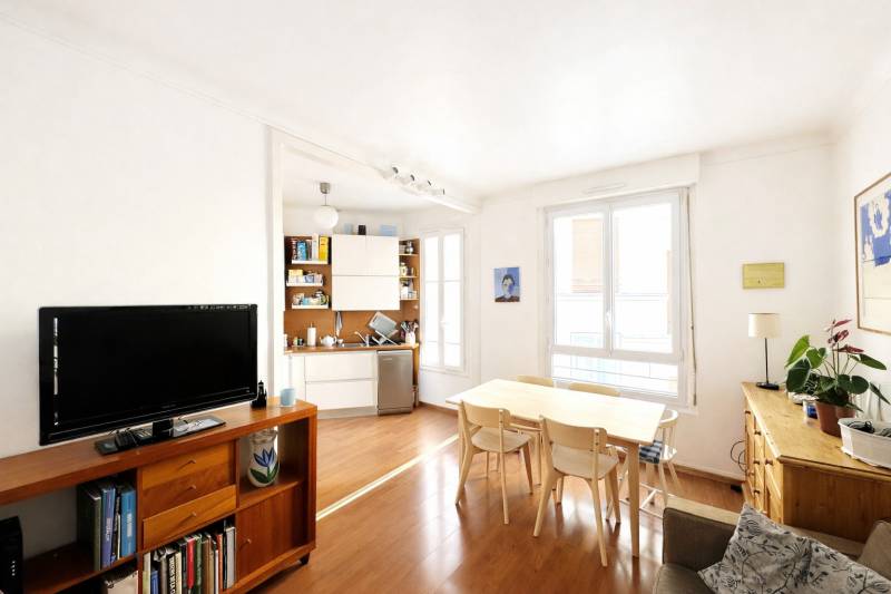 Appartement 3 pièce à Paris 15ème avec un salon traversant avec belle hauteur sous plafond 