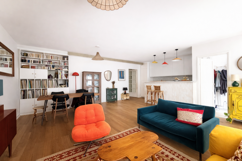 Grande pièce de vie ouverte avec cuisine intégrée dans un appartement 3 pièces dans le 14ème arrondissement 