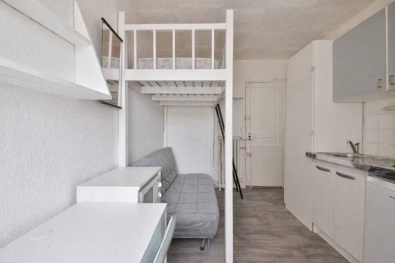 Espace de travail aménagé dans studio
