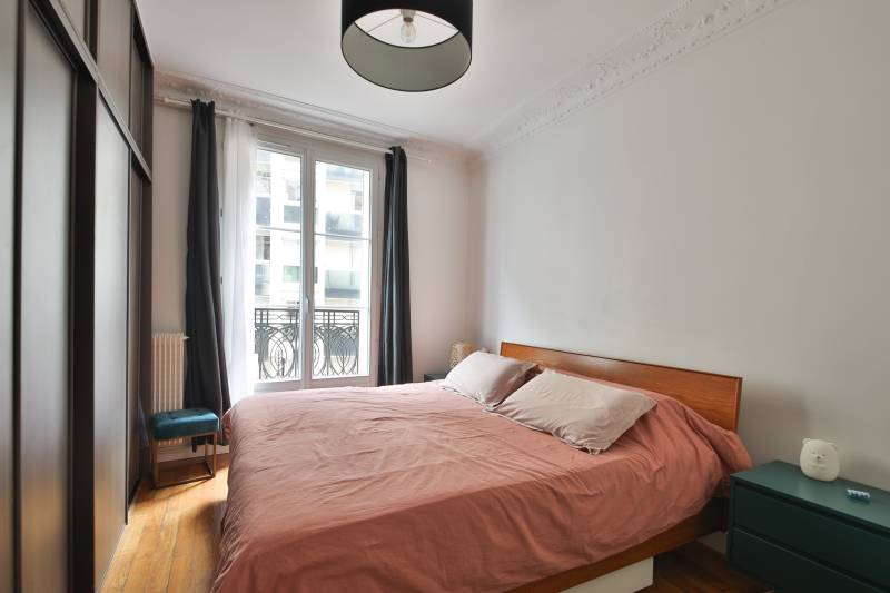 Chambre parentale avec rangement sur mesure, renovée